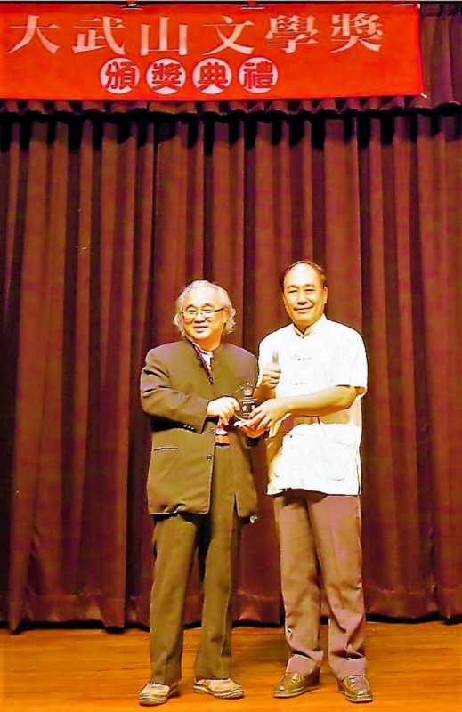 創作40年，先前獲得91個文學獎。圖為其獲得第85座文學獎的頒獎。