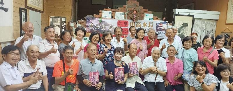 財團法人客家公共傳播基金會補助黃山高再版《六堆邀功紀略》，8/8日在高雄市新聞傳播職業工會旗山分會舉辦新書發表會，作者展示先太祖黃袞手撰的《邀功紀略》及中研院影印本，還有其本人於1982年手抄本，除贈送《六堆邀功紀略》、《山高水長》給來賓外，並於高雄市新聞傳播職業工會旗山分會和旗山武德殿等藝文公眾場合鋪排行銷。