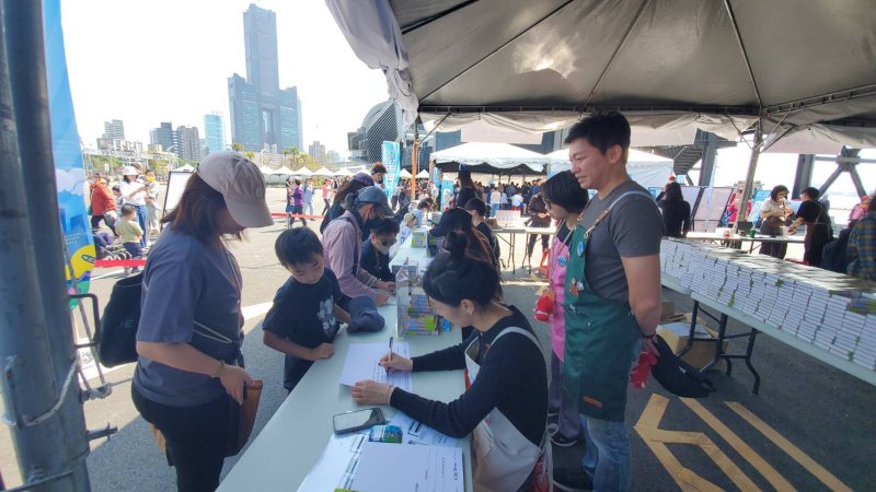 冬日遊樂園寫生首日，教育局長吳立森協同副局長劉靜文、社教科長李靖葦、新上國小校長王彥嵓發送超人力霸王小禮物，親子爭相索取，現場熱鬧滾滾。（漾新聞記者陳雯萍攝）