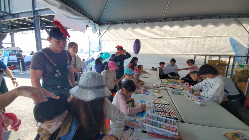 冬日遊樂園寫生首日，教育局長吳立森協同副局長劉靜文、社教科長李靖葦、新上國小校長王彥嵓發送超人力霸王小禮物，親子爭相索取，現場熱鬧滾滾。（漾新聞記者陳雯萍攝）