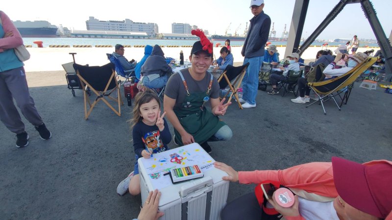 冬日遊樂園寫生首日，教育局長吳立森協同副局長劉靜文、社教科長李靖葦、新上國小校長王彥嵓發送超人力霸王小禮物，親子爭相索取，現場熱鬧滾滾。（漾新聞記者陳雯萍攝）