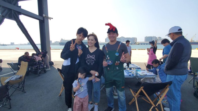 冬日遊樂園寫生首日，教育局長吳立森協同副局長劉靜文、社教科長李靖葦、新上國小校長王彥嵓發送超人力霸王小禮物，親子爭相索取，現場熱鬧滾滾。（漾新聞記者陳雯萍攝）