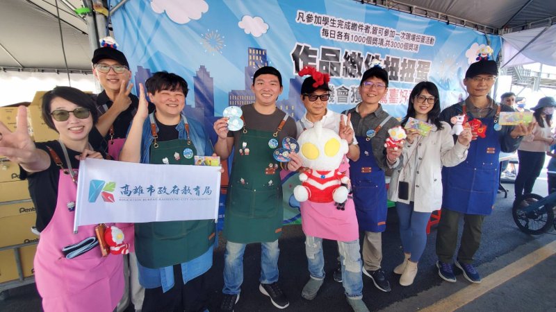 冬日遊樂園寫生首日，教育局長吳立森協同副局長劉靜文、社教科長李靖葦、新上國小校長王彥嵓發送超人力霸王小禮物，親子爭相索取，現場熱鬧滾滾。（漾新聞記者陳雯萍攝）