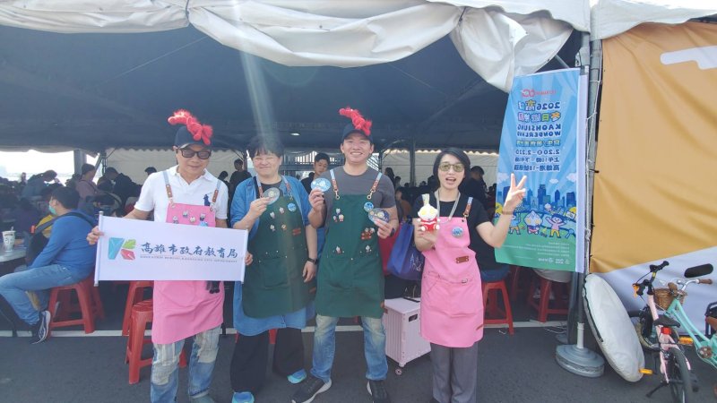 冬日遊樂園寫生首日，教育局長吳立森協同副局長劉靜文、社教科長李靖葦、新上國小校長王彥嵓發送超人力霸王小禮物，親子爭相索取，現場熱鬧滾滾。（漾新聞記者陳雯萍攝）