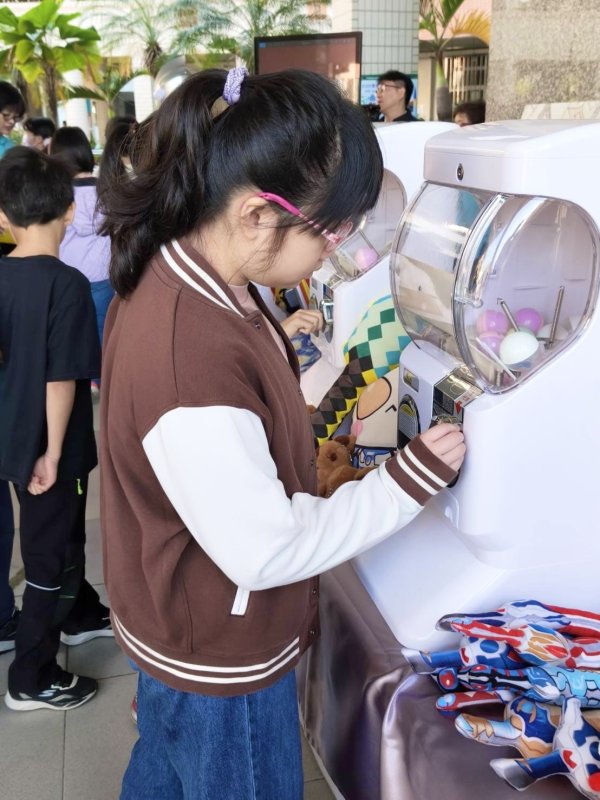 寒假期間完成「健身、整潔、才藝、品格」四大小超人任務的學生，開學日參加「超級扭蛋」抽獎活動，多樣化的超人力霸王獎品讓孩子們驚喜連連，努力成果化為實質鼓勵，也在無形中培養自律與自信。（漾新聞記者陳雯萍攝）
