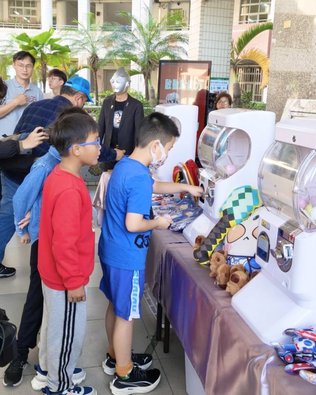 寒假期間完成「健身、整潔、才藝、品格」四大小超人任務的學生，開學日參加「超級扭蛋」抽獎活動，多樣化的超人力霸王獎品讓孩子們驚喜連連，努力成果化為實質鼓勵，也在無形中培養自律與自信。（漾新聞記者陳雯萍攝）