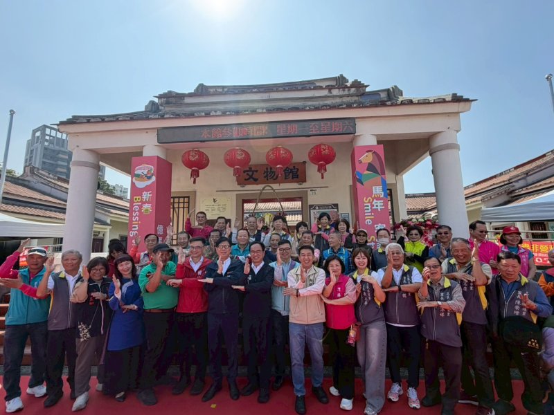  市長與三民區里長合影。