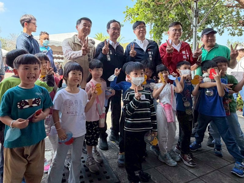 陳其邁市長與現場排隊小朋友合影。