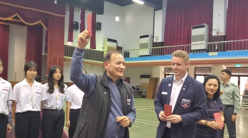 波高姊妹市協會會長陳紀昭說明，將補助６位出訪的優秀雄女學生美金500元。(漾新聞記者陳雯萍攝)