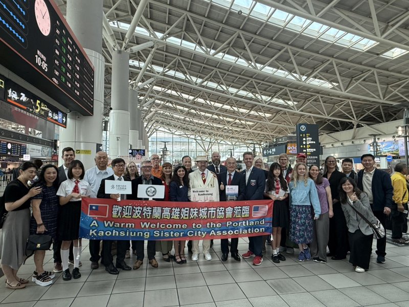 雄女校長鄭文儀帶領團隊在左營高鐵站歡迎美國波特蘭訪問團。(漾新聞記者陳雯萍攝)