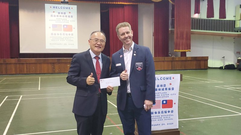 玫瑰節基金會會長傑瑞米・愛默生（Jeremy Emerson）(右)將邀請函贈予雄女校長鄭文儀(左)。(漾新聞記者陳雯萍攝)