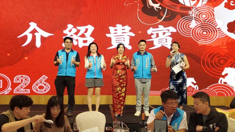 協會理事長蔡淑娟(左三)頒發聘書給三位總會長，左一為樂群國小謝其松、國中總會長高餐附中李淑媛、高中總會長雄商楊彥希(左四)。右一為節目主持人方竫沂。(漾新聞記者陳雯萍攝)