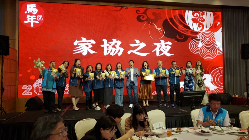 在互動節目中，家長會長、校長猜對歌名上台獻唱，還獲得限額文創商品，歡樂無比。(漾新聞記者陳雯萍攝)