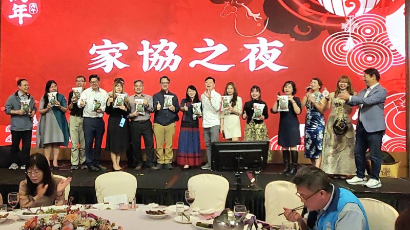 在互動節目中，家長會長、校長猜對歌名上台獻唱，還獲得限額文創商品，歡樂無比。(漾新聞記者陳雯萍攝)