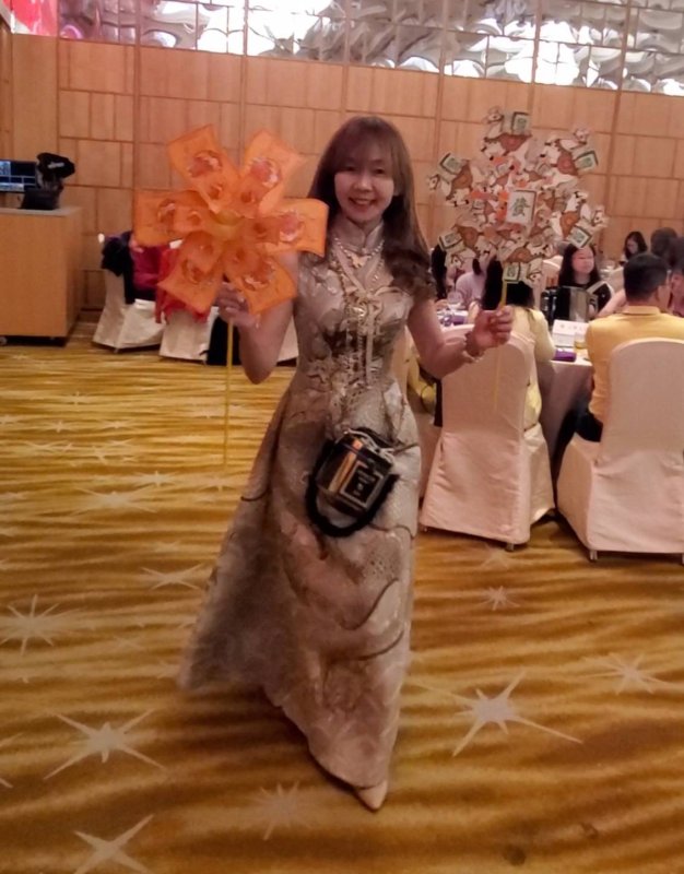 歡樂的大進場，主持人謝靜蕙手持發財風輪大進場，喜氣洋洋。(漾新聞記者陳雯萍攝)