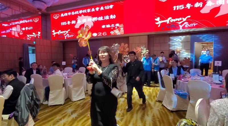 協會理事蔡志瑜手持發財風輪大進場。(漾新聞記者陳雯萍攝)