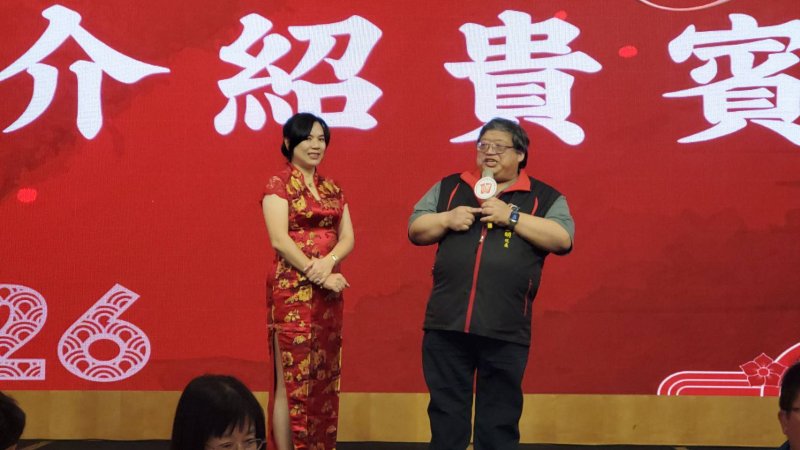 高雄市校長協會理事長姜正明(福山國中校長)(右)，左為協會理事長蔡淑娟。(漾新聞記者陳雯萍攝)