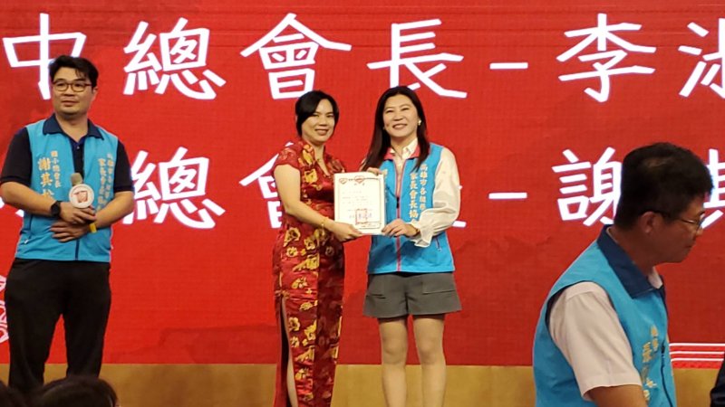 理事長蔡淑娟(左)頒發國中總會長聘書給高餐附中家長會長李淑媛(右)。(漾新聞記者陳雯萍攝)