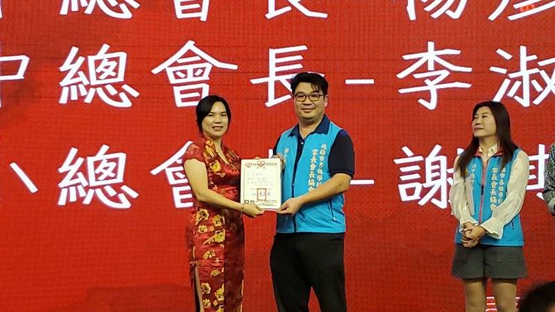 理事長蔡淑娟(左)頒發國小總會長聘書給樂群國小家長會長謝其松(右)。(漾新聞記者陳雯萍攝)