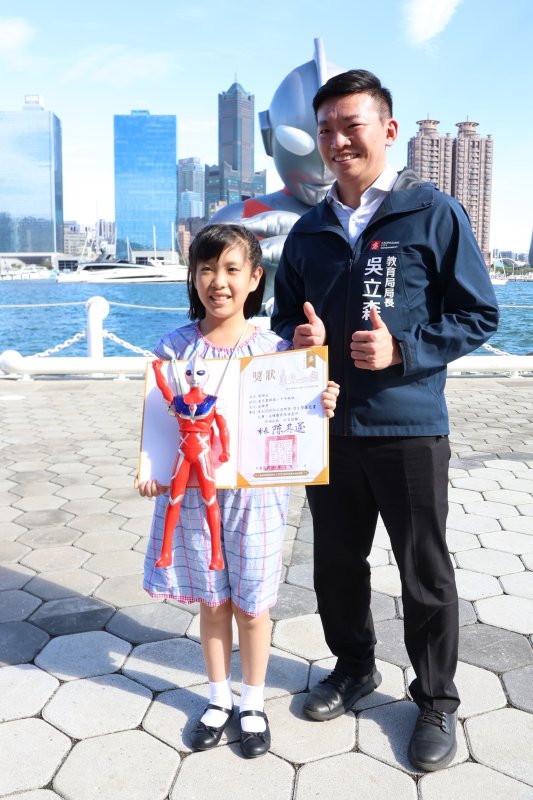 教育局長吳立森與金牌學生合影。(漾新聞記者陳雯萍攝)