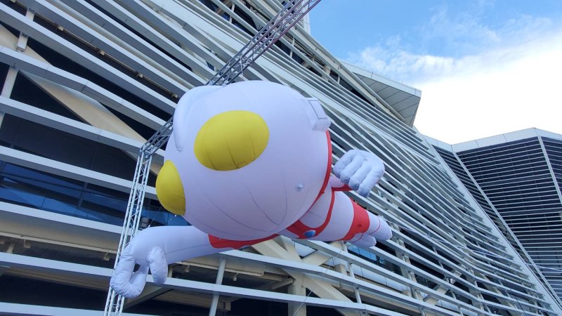 民眾踴躍與3米「超人精神 一馬當先」超人氣膜拍照合影。(漾新聞記者陳雯萍攝)