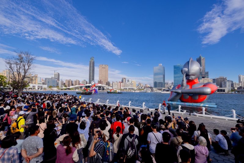 民眾把握最後閉幕式的時間，見證超人力霸王的同框合影。(漾新聞記者陳雯萍攝)