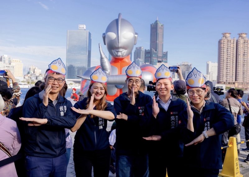 高雄市政府李懷仁副市長（中）、觀光局長高閔琳（左二）、運發局長侯尊堯（左一）、教育局長吳立森（右二）、青年局長林楷軒（右三）與初代合影。(漾新聞記者陳雯萍攝)