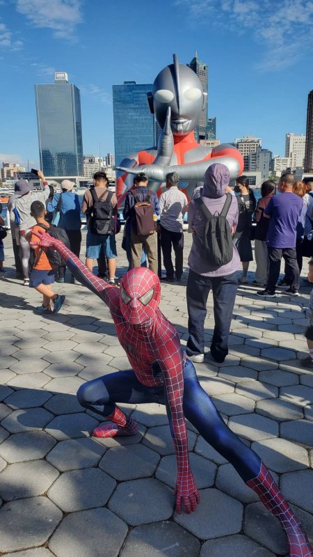 有「超人校長」之稱的翠屏中小學校長黃景良一身超人裝現身，吸引民眾爭相拍照，成為閉幕式最美的風景。(漾新聞記者陳雯萍攝)