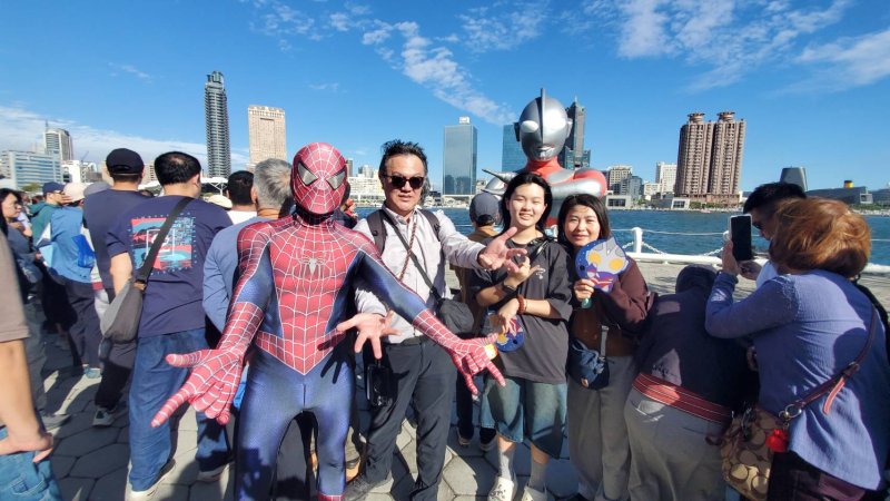 有「超人校長」之稱的翠屏中小學校長黃景良一身超人裝現身，吸引民眾爭相拍照，成為閉幕式最美的風景。(漾新聞記者陳雯萍攝)