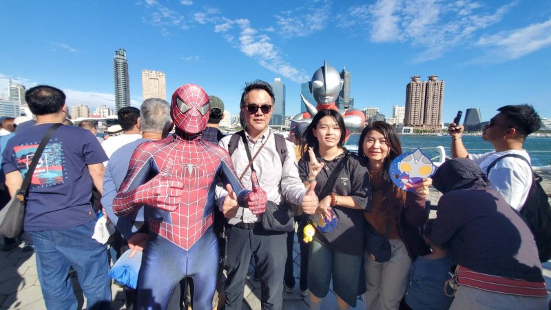 有「超人校長」之稱的翠屏中小學校長黃景良一身超人裝現身，吸引民眾爭相拍照，成為閉幕式最美的風景。(漾新聞記者陳雯萍攝)