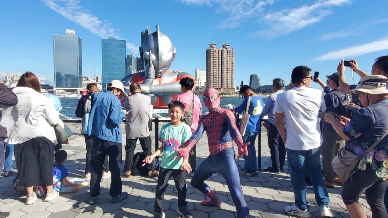 有「超人校長」之稱的翠屏中小學校長黃景良一身超人裝現身，吸引民眾爭相拍照，成為閉幕式最美的風景。(漾新聞記者陳雯萍攝)