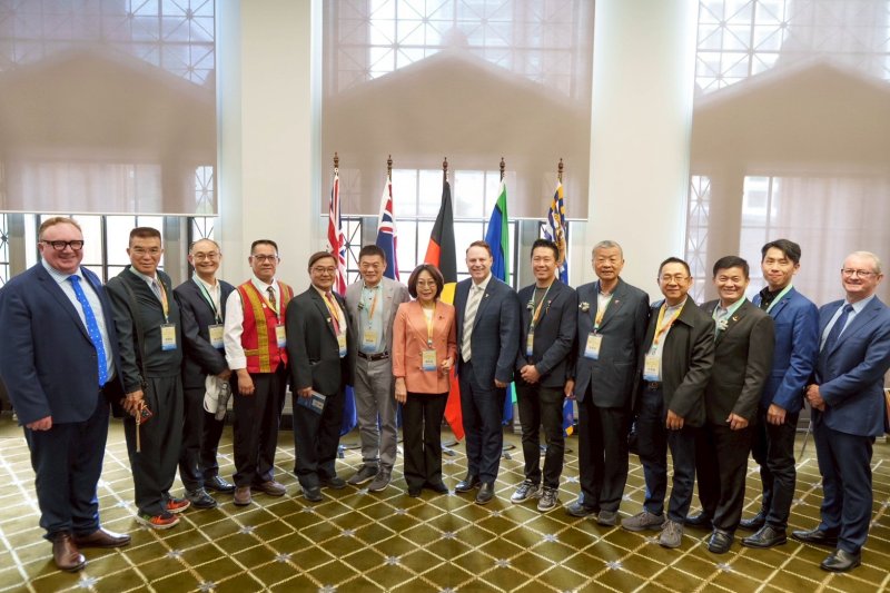 高雄市議會議長康裕成率城市交流參訪團20位議員，今（2）日拜會姊妹市布里斯本府會，獲布里斯本市長Adrian Schrinner與布里斯本市議會議長Sandy Landers熱情接待。