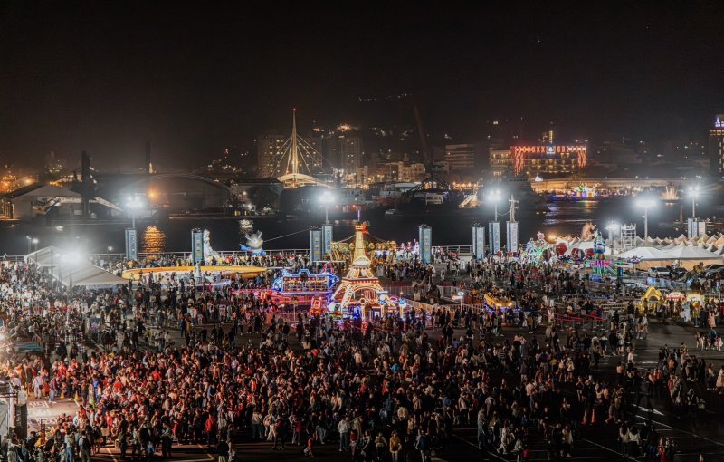 燈會期間，高雄港16-18號碼頭化身港灣亮眼地標。