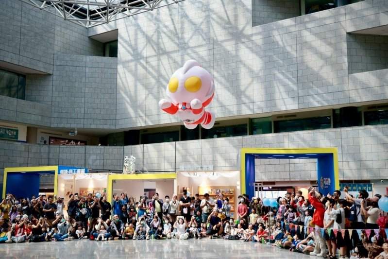 活動期間陸海空彩蛋齊發，2米超人力霸王搭載無人機於科工館進行飛行表演。