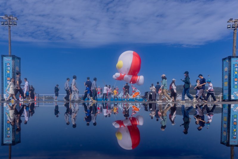 活動期間陸海空彩蛋齊發，8米氣膜結合愛之船於愛河灣驚喜展演。
