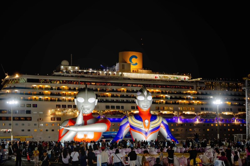 初代超人力霸王、超人力霸王迪卡於17號碼頭與歌詩達郵輪合影。