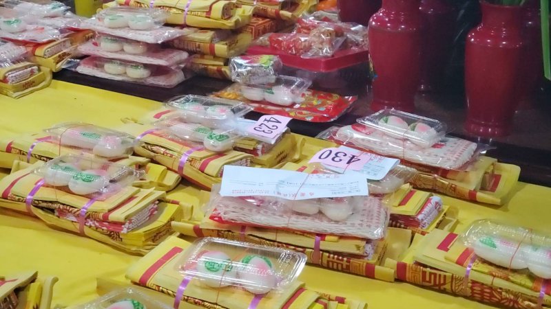 參賽者將決賽報名表放上供桌膜拜，祈求神明帶來好運。(漾新聞記者陳雯萍攝)