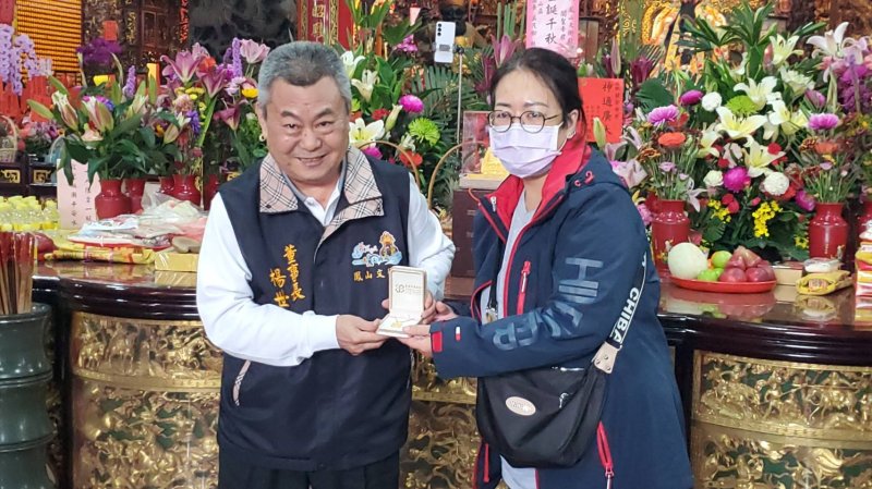 排序第一名博杯的郭小萍，博出9個聖杯，取得第二名，也獲得重三點三錢的金練子，她也很開心。(漾新聞記者陳雯萍攝)