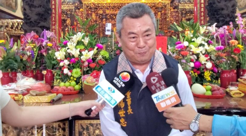 鳳山區赤山文衡殿董事長楊世忠說明今天由10歲童的14個聖杯創紀錄奪冠。(漾新聞記者陳雯萍攝)