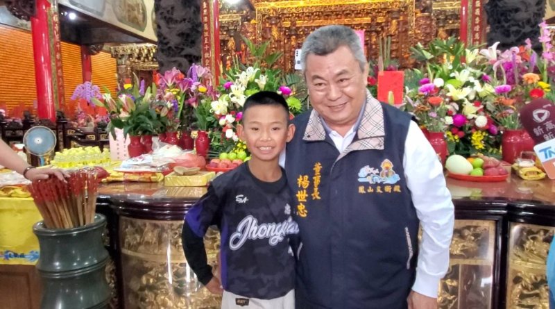 鳳山區赤山文衡殿董事長楊世忠(右)說明今天由10歲童林品翰(左)的14個聖杯創紀錄奪冠。(漾新聞記者陳雯萍攝)