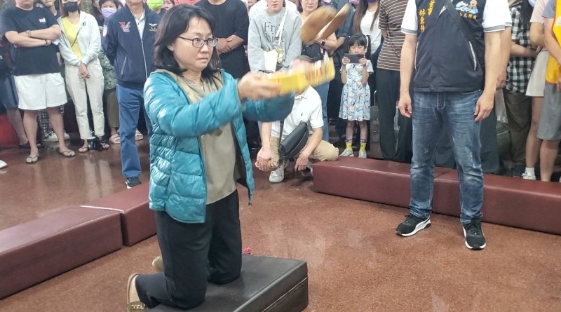 高雄市鳳山區赤山文衡殿搏「金關帝」擲筊祈福活動，今年邁入第六屆，吸引更多民眾參加，晉級決賽者上午進行激烈競賽。(漾新聞記者陳雯萍攝)