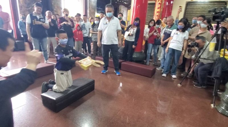 小五才10歲，林品翰連續博出14個聖杯，全場為他加油喝彩。(漾新聞記者陳雯萍攝)