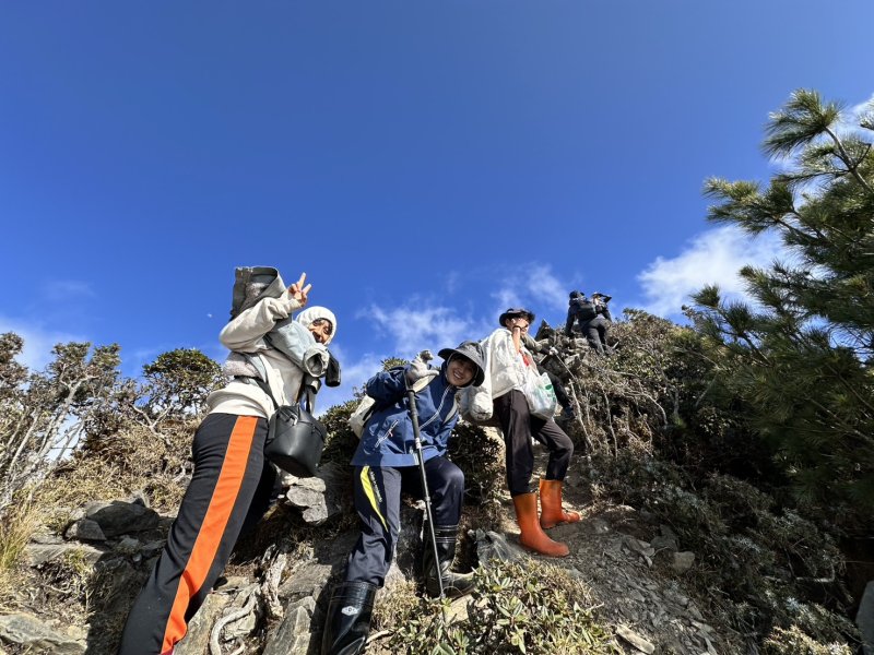 桃源國中勇闖小關山 登頂學勇氣。(桃源國中提供)
