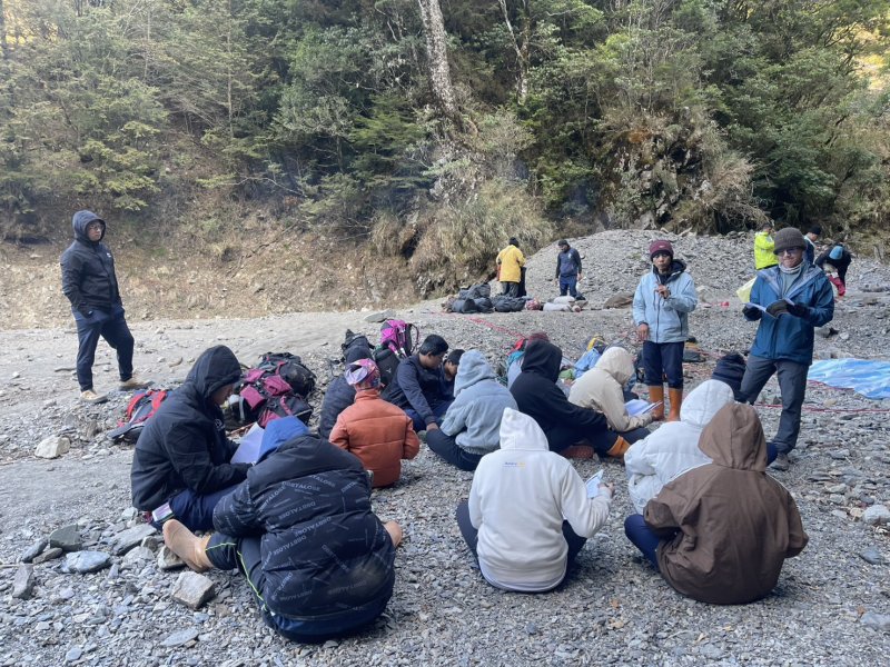 桃源國中勇闖小關山 登頂學勇氣。(桃源國中提供)