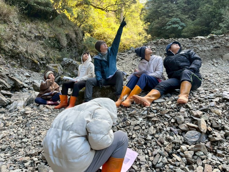 桃源國中勇闖小關山 登頂學勇氣。(桃源國中提供)