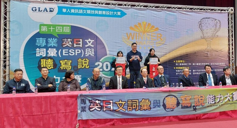 應外科陳素芸同學(後左一)勇奪「專家級觀光類」項目亞軍。