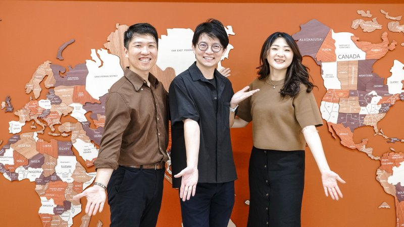 青年局長林楷軒（中）走訪青創品牌「高雄騷莎動」，與創辦人溫志中夫婦（左、右）交流創業歷程與營運策略。