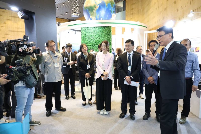 金屬中心劉嘉茹董事長引導經濟部何晉滄政務次長及與會貴賓參觀主題館，介紹技術成果與創新應用。