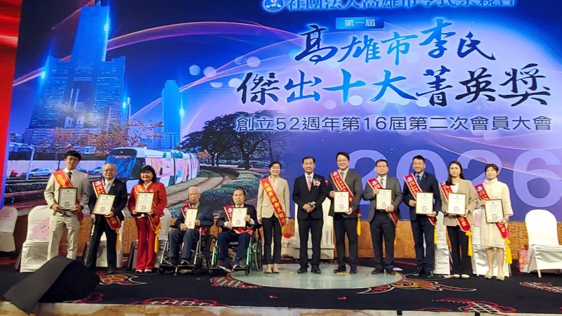 民政局專員代表民政局長頒發當選證書。(漾新聞記者陳雯萍攝)