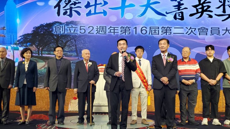 李氐宗親會全國總會長李全教致詞時，肯定高雄會首辦選拔的意義，強調可擴大為全國舉辦。(漾新聞記者陳雯萍攝)